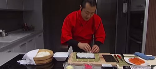 Hung Fai elaborando futomaki, el sushi de rollo grueso